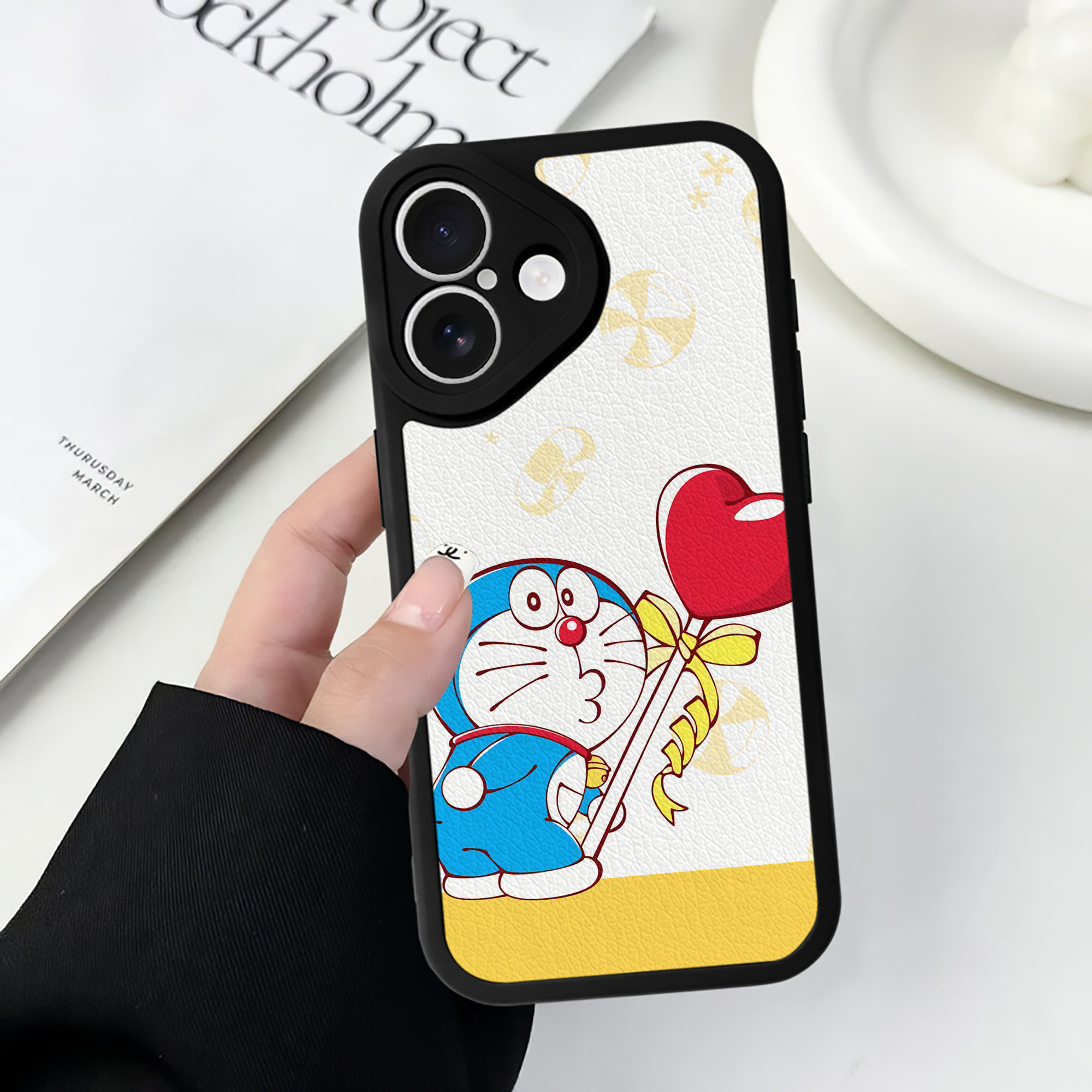 （画像用） ドラえもん Doraemon 【iPhone 16シリーズ対応】シリコンスマホケース（レザー調） 材質：シリコン